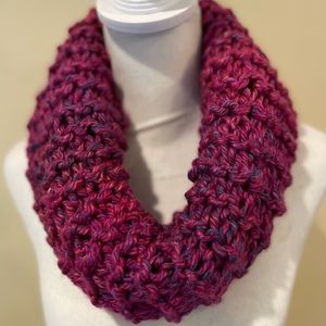 Hand knit cowl in shades of deep pink + fuchsia. Red Lion thick yarn. 30”x 9”